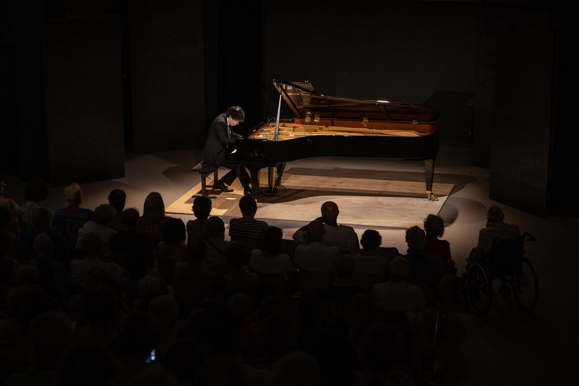 ラ・ロック・ダンテロン国際ピアノ音楽祭で演奏する亀井聖矢　2023年7月29日