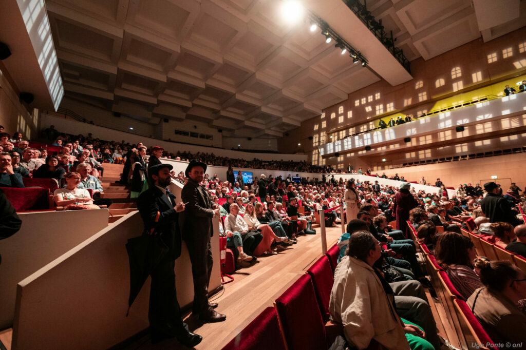 La Bohème, acte II. Les choristes éparpillés dans la salle. 5 juillet 2024, Nouveau Sièlce, Lille