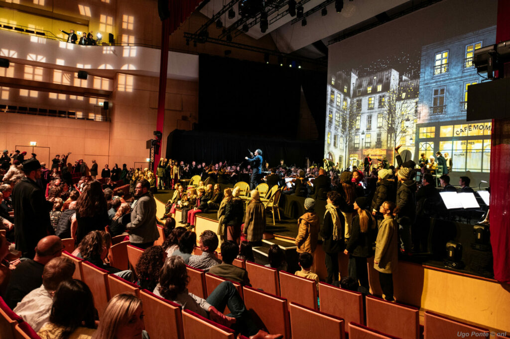 La Bohème, acte II. Les choristes éparpillés dans la salle. 5 juillet 2024, Nouveau Sièlce, Lille